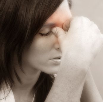 神经性头痛伴有什么症状表现